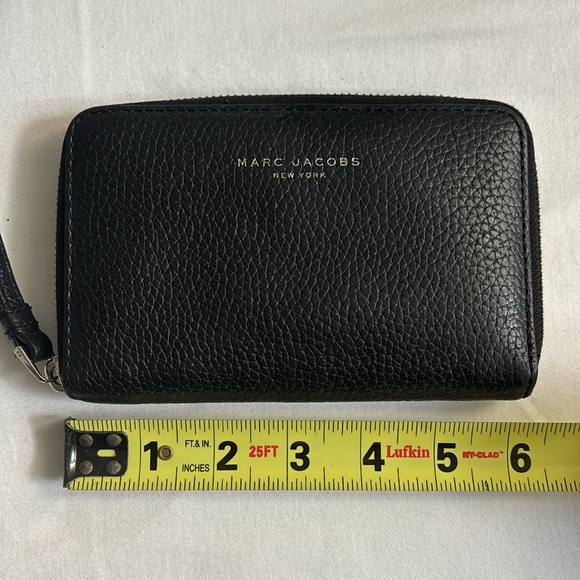 Marc Jacobs genuine pebbled leather zip around wallet w/ removable wrist loop - Picture 2 of 8